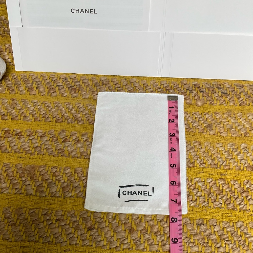 CHANEL Leather Care Micro CLEANING GLOVE Mitten - Picture 5 of 9
